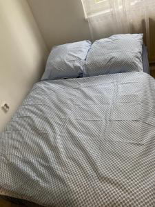 Postel nebo postele na pokoji v ubytování Slunný byt v Jizerských horách 5 postelí