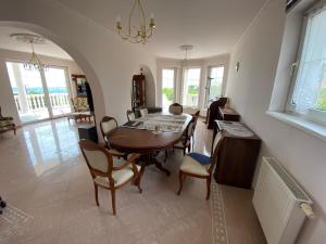 Posezení v ubytování A- Villa (Vendégház)