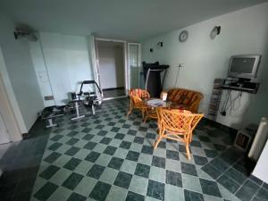 TV a/nebo společenská místnost v ubytování A- Villa (Vendégház)