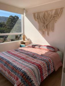 - une chambre avec un lit et une fenêtre avec vue dans l'établissement Entre Playa y Bosque Papudo, à Papudo