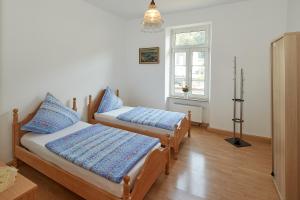 two beds in a room with a window at Mediterraneo-Rheinufer-Vallendar in Vallendar