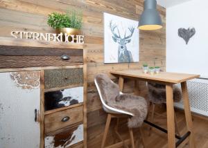 阿爾卑巴赫的住宿－Weiherhof - sleep, eat & smile，一间带桌子和两把椅子的用餐室