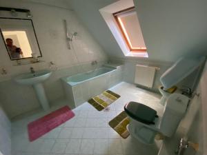 Koupelna v ubytování A- Villa (Vendégház)