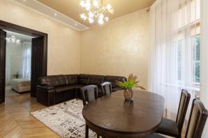 リヴィウにあるAlfa Apartments Levytskohoのリビングルーム(テーブル、ソファ付)