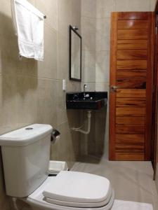 Pousada Ubajara في أوباغارا: حمام مع مرحاض ومغسلة