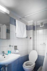 baño azul y blanco con aseo y lavamanos en Esperia, en Tesalónica