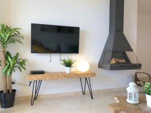 Telewizja i/lub zestaw kina domowego w obiekcie Beachfront Penthouse - Heated Jacuzzi, BBQ & Bikes