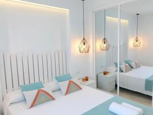 Posteľ alebo postele v izbe v ubytovaní Beachfront Penthouse - Heated Jacuzzi, BBQ & Bikes + 37 fotografií
