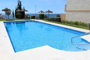 Basen w obiekcie Beachfront Penthouse - Heated Jacuzzi, BBQ & Bikes lub w pobliżu