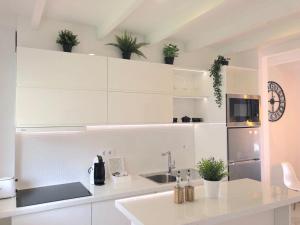 Kuchnia lub aneks kuchenny w obiekcie Beachfront Penthouse - Heated Jacuzzi, BBQ & Bikes