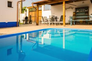 uma piscina em frente a uma casa em CHALUPA NA MLÝNĚ em Přítluky