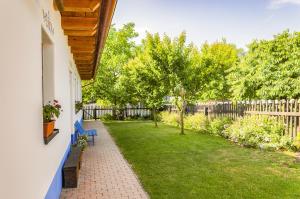 eine Terrasse mit einem Garten mit Bäumen und einem Zaun in der Unterkunft CHALUPA NA MLÝNĚ in Přítluky