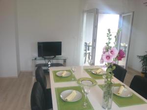 TV a/nebo společenská místnost v ubytování Apartments Levanat