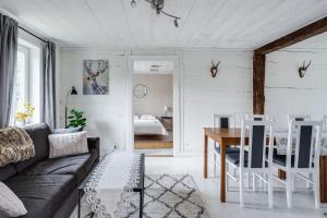 uma sala de estar com um sofá e uma mesa em Spacious and newly renovated farmhouse with indoor pool em Knäred
