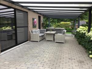 A seating area at Studio Gardenroom Guesthouse De Steenberg met wellness & tuinzicht