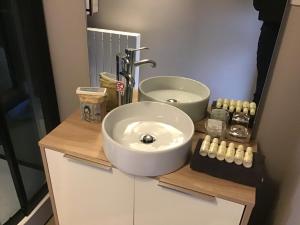 A kitchen or kitchenette at Studio Gardenroom Guesthouse De Steenberg met wellness & tuinzicht