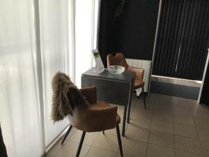 A seating area at Studio Gardenroom Guesthouse De Steenberg met wellness & tuinzicht