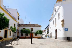 eine leere Straße in einer Stadt mit Gebäuden in der Unterkunft San Basilio, parking incluido junto al casco histórico in Córdoba