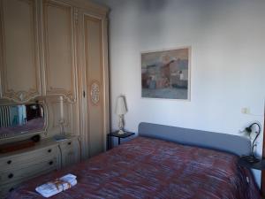 Schlafzimmer mit einem Bett, einer Kommode und einem Spiegel in der Unterkunft Jarubed in Alberobello