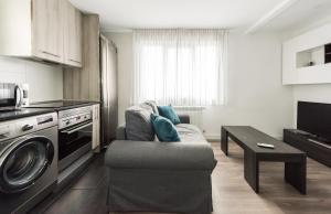 a living room with a couch and a washer at Apartment IFEMA-Airport in Madrid
