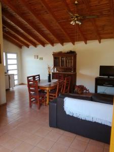 een keuken en eetkamer met een tafel en stoelen bij ANA Apartments & Parking Mendoza in Mendoza