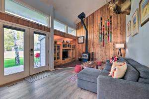 Χώρος καθιστικού στο Sunny Pagosa Springs Escape with Deck and Views!