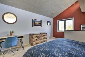 Säng eller sängar i ett rum på Sunny Pagosa Springs Escape with Deck and Views!