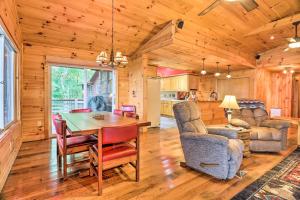 - une salle à manger et une cuisine avec une table et des chaises dans l'établissement Cozy Cullowhee Cabin with Breathtaking Views!, à Glenville