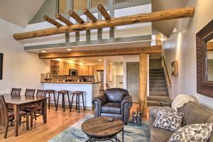 una sala de estar con un sofá y una mesa en Steps to Moonlight Basin Scenic Mtn Retreat!, en Big Sky