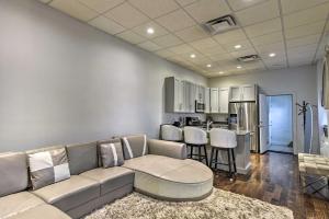 Η κουζίνα ή μικρή κουζίνα στο Pet-Friendly Apartment, 6 Miles to Downtown