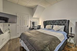 Ένα ή περισσότερα κρεβάτια σε δωμάτιο στο Pet-Friendly Apartment, 6 Miles to Downtown