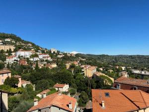 a view of a town with buildings on a hill at Grand Appartement Centre historique Grasse in Grasse