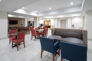 מסעדה או מקום אחר לאכול בו ב-Holiday Inn Express Yreka-Shasta Area, an IHG Hotel