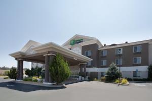 a hotel building with a gazebo in a parking lot at Holiday Inn Express Yreka-Shasta Area by IHG in Yreka