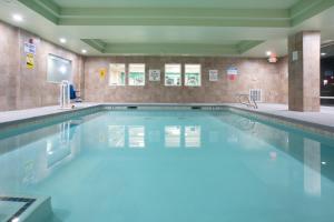 ein Pool mit blauem Wasser in einem Gebäude in der Unterkunft Holiday Inn Express Yreka-Shasta Area, an IHG Hotel in Yreka