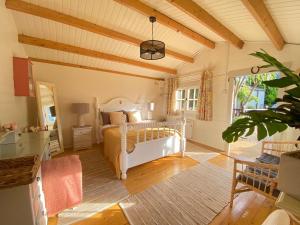 ein Schlafzimmer mit einem weißen Bett in einem Zimmer in der Unterkunft Beaufort House Accomodation in New Ross
