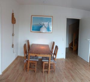 Un comedor con mesa y sillas de madera. en BUPA02208-Ferienwohnung-Passat, en Burg auf Fehmarn