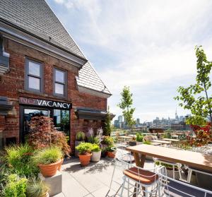 een patio van een restaurant met tafels en stoelen bij The Broadview Hotel in Toronto