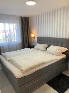 Postel nebo postele na pokoji v ubytování Ferienwohnung in Dornumersiel an der Nordsee