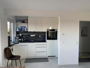 Kuchyň nebo kuchyňský kout v ubytování Ferienwohnung in Dornumersiel an der Nordsee + 6 fotografií