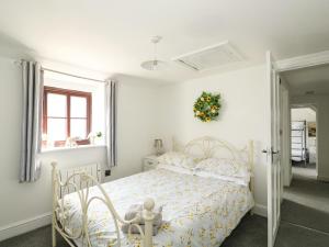 מיטה או מיטות בחדר ב-Chalk Cottage