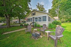 Κήπος έξω από το Boat and Ski Home on Edinboro Lake with Grill!