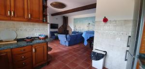 een keuken met een aanrecht en een woonkamer bij Cortijo La Alberquilla in Otívar