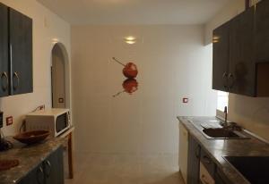 una cucina con lavandino e forno a microonde di Apartment in Miramar Fuengirola I a Fuengirola