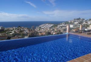 una piscina con vista a la ciudad en Casa Montes Del Castillo, en Almuñécar