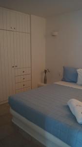 A bed or beds in a room at Alexandros Studios