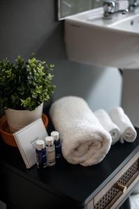 Łazienka z czarnym blatem, ręcznikami i umywalką w obiekcie The Bottles Lodge w mieście Alnwick