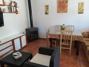 a living room with a table and a stove at Apartamento El Serrano in Benaoján