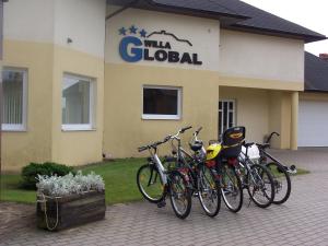 un groupe de vélos garés devant un bâtiment dans l'établissement Willa Global komfortowe pokoje nad morzem, à Jastrzębia Góra