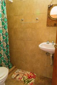 uma casa de banho com um lavatório e um WC em Posada Tinktinkie em Santa Rosa de Calamuchita
